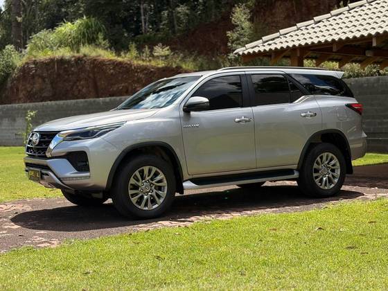 TOYOTA HILUX SW4 2.8 D-4D TURBO DIESEL SRX 4X4 AUTOMÁTICO TOYOTA HILUX SW4 2.8 D-4D TURBO DIESEL SRX 4X4 AUTOMÁTICO